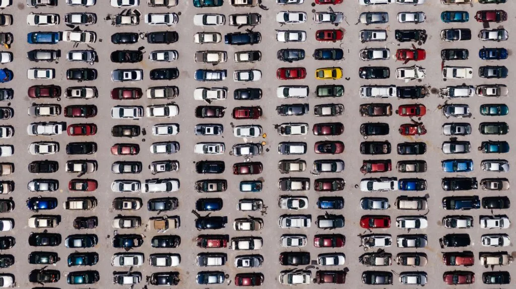 pexels-photo-2402235-2402235 Un parking lleno de coches